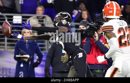 Baltimora, Stati Uniti. 28 novembre 2021. Il grande ricevitore di Baltimore Ravens Marquise Brown (5) non è in grado di catturare un tentativo di passaggio di touchdown sotto la pressione del difensore di Cleveland Browns Grant Delpit (22) durante la prima metà al M&T Bank Stadium di Baltimora, Maryland, domenica 28 novembre 2021. Foto di David Tulis/UPI Credit: UPI/Alamy Live News Foto Stock