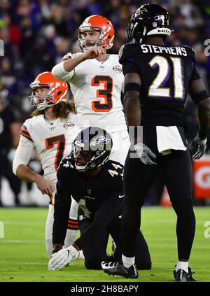 Baltimora, Stati Uniti. 28 novembre 2021. Cleveland Browns Kicker Chase McLaughlin (3) perde un tentativo di Field Goal di 43 metri sotto la pressione dei difensori di Baltimora Ravens Marlon Humphrey (44) e Brandon Stephens (21) durante la prima metà all'M&T Bank Stadium di Baltimora, Maryland, domenica 28 novembre 2021. Foto di David Tulis/UPI Credit: UPI/Alamy Live News Foto Stock