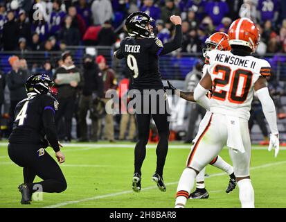 Baltimora, Stati Uniti. 28 novembre 2021. Baltimore Ravens kicker Justin Tucker (9) calcia un campo di 52 yard gol contro i Cleveland Browns con l'aiuto del titolare Sam Koch (4) durante la prima metà al M&T Bank Stadium di Baltimora, Maryland, domenica 28 novembre 2021. Foto di David Tulis/UPI Credit: UPI/Alamy Live News Foto Stock