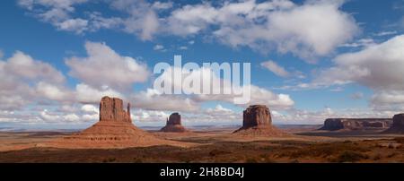 Panorama di West Mitten, East Mitten e Merrick Buttes nella Valle del Monumento di Olijato sulla Nazione Navajo, con cielo nuvoloso sopra. Foto Stock