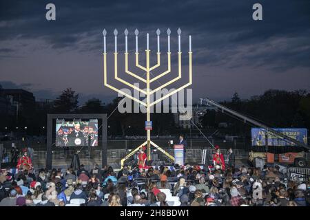 Washington, Stati Uniti. 28 novembre 2021. Rabbi Levi Shemtov, Vice Presidente Esecutivo degli amici americani di Lubavitch (Chabad) guarda come una registrazione di allora-Stati Uniti Vice Presidente Joe Biden's osservazioni prima di illuminare il National Menorah sulla Ellisse a Washington, DC Domenica, 28 novembre 2021. Foto di Ron Sachs/UPI Credit: UPI/Alamy Live News Foto Stock