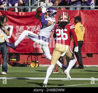 Santa Clara, Stati Uniti. 29 novembre 2021. Il largo ricevitore dei Minnesota Vikings Adam Thielen trasporta in un passo dai cugini Kirk di quarterback per 29 yarde nel primo trimestre contro i San Francisco 49ers allo Stadio di Levi a Santa Clara, California domenica 28 novembre 2021. I 49ers sconfissero i Vichinghi 34-26. Foto di Terry Schmitt/UPI Credit: UPI/Alamy Live News Foto Stock