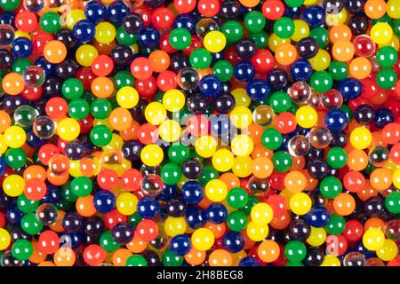 Coloratissima texture di sfondo delle palle di plastica. Macro shot astratto sfere colorate sfondo. Palline multicolore da vicino Foto Stock