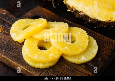 Set di ananas a fette, su vecchio sfondo di legno scuro tavolo Foto Stock