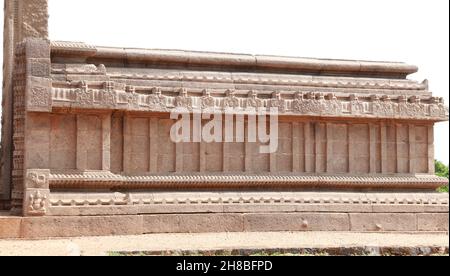 Il periodo Vijayanagara incompiuto è considerato avere belle sculture sulle pareti del tempio e una parete laterale. Foto Stock