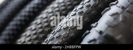 Assortimento di pneumatici per biciclette della guardaroba del negozio Foto Stock