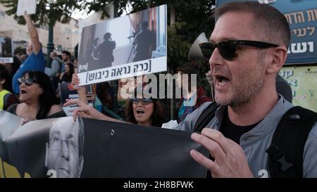 CISGIORDANIA, Israele. 28 novembre 2021. Gli attivisti israeliani di sinistra protestano contro la visita del presidente israeliano Isaac Herzog alla moschea Ibrahimi, A cui gli ebrei si riferiscono come la Grotta di Machpelah, all'ingresso dell'insediamento israeliano di Kiryat Arba vicino alla città palestinese di Hebron il 28 novembre 2021 in Cisgiordania, Israele. Il presidente Herzog visitò il sito sacro per accendere la prima candela Hanukkah, una parte della festa ebraica. I palestinesi e gli israeliani di sinistra hanno espresso la loro disapprovazione per la visita. Credit: Eddie Gerald/Alamy Live News Foto Stock