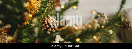 Bellissimo albero di Natale decorato con fiori secchi, coni di pino e cotone. Design boho. Banner Web. Foto Stock