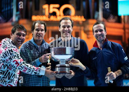 (L-R) Marcos Bagdatis, Tommy Haas, Greg Rusedski e Radek Stepanek del Team Greg posano con l'ATP Champions Trophy durante l'ATP Champions Tour 2021 che si tiene presso la Royal Albert Hall di Londra. Data foto: Domenica 28 novembre 2021. Foto Stock