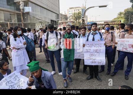 Gli studenti del Bangladesh bloccano l'incrocio stradale Dhanmondi 27 chiedendo sicurezza stradale e metà prezzo di sconto sulla tariffa del servizio di autobus urbano, a Dhaka, Bangladesh, 28 novembre 2021. Secondo la polizia, uno studente del secondo anno del Notre Dame College, Nayeem Hasan, è stato ucciso in un incidente stradale il 24 novembre, quando un camion della spazzatura della Dhaka City Corporation lo ha colpito nella zona di Gulistan di Dhaka. Foto di Suvra Kanti Das/ABACAPRESS.COM Foto Stock