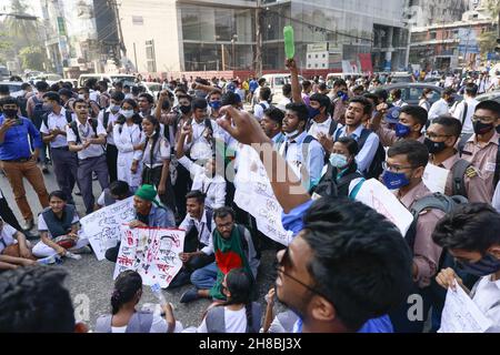 Gli studenti del Bangladesh bloccano l'incrocio stradale Dhanmondi 27 chiedendo sicurezza stradale e metà prezzo di sconto sulla tariffa del servizio di autobus urbano, a Dhaka, Bangladesh, 28 novembre 2021. Secondo la polizia, uno studente del secondo anno del Notre Dame College, Nayeem Hasan, è stato ucciso in un incidente stradale il 24 novembre, quando un camion della spazzatura della Dhaka City Corporation lo ha colpito nella zona di Gulistan di Dhaka. Foto di Suvra Kanti Das/ABACAPRESS.COM Foto Stock