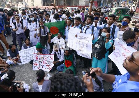 Gli studenti del Bangladesh bloccano l'incrocio stradale Dhanmondi 27 chiedendo sicurezza stradale e metà prezzo di sconto sulla tariffa del servizio di autobus urbano, a Dhaka, Bangladesh, 28 novembre 2021. Secondo la polizia, uno studente del secondo anno del Notre Dame College, Nayeem Hasan, è stato ucciso in un incidente stradale il 24 novembre, quando un camion della spazzatura della Dhaka City Corporation lo ha colpito nella zona di Gulistan di Dhaka. Foto di Suvra Kanti Das/ABACAPRESS.COM Foto Stock