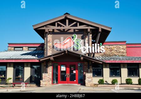 Houston, Texas USA 11-12-2021: Ingresso principale del Chili's storefront a Houston, Texas. Ristorante informale catena americana fondata nel 1975. Foto Stock