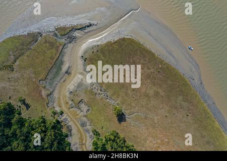 Vista aerea della foresta di mangrovie costiere a Dhal Chhar. Dhal Char è una delle numerose isole nel delta del fiume Meghna nel Gange De più ampio Foto Stock