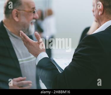 primo piano . colleghi di affari che discutono i programmi finanziari Foto Stock