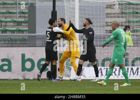 Gianluigi DONNARUMMA di Parigi e MARQUINHOS di Parigi e Sergio RAMOS di Parigi durante il campionato francese Ligue 1 partita di calcio tra SAINT-Etienne e Parigi Saint-Germain il 28 novembre 2021 allo stadio Geoffroy Guichard di Saint-Etienne, Francia - Foto: Romain Biard/DPPI/LiveMedia Foto Stock