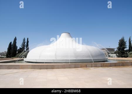 Israele, Gerusalemme, Museo di Israele, il Santuario del Libro si concentra sui rotoli del Mar Morto e su altre antiche Scritture come la Bibbia di Aleppo Foto Stock