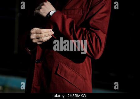 uomo in abito con orologio al polso, stile e stile Foto Stock