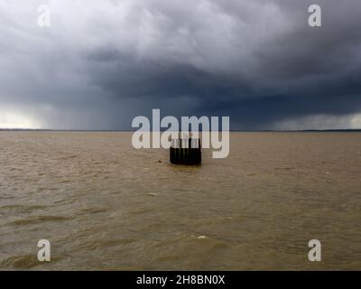 Una tempesta in mare nel canale inglese della costa di Whitstable, Kent. Foto Stock