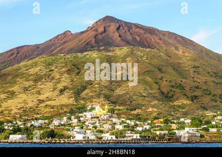 Bella vista sull'isola di Stromboli Foto Stock