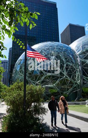 Bandiera degli Stati Uniti vicino all'ufficio Amazon Spheres a Seattle, Washington Foto Stock