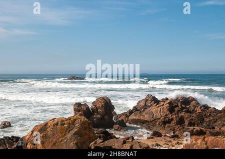 Il Oceano Atlantico fotografato presso il fiume Douro estuario (Foz do Douro). Porto, Portogallo Foto Stock