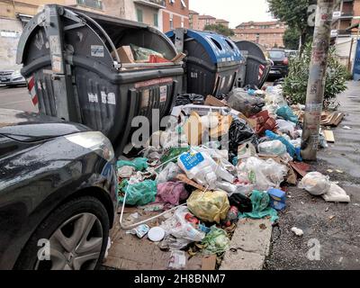 Roma, situation immondizia quartiere Alessandrino Foto Stock