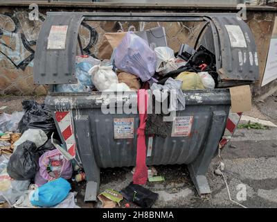 Roma, situation immondizia quartiere Alessandrino Foto Stock