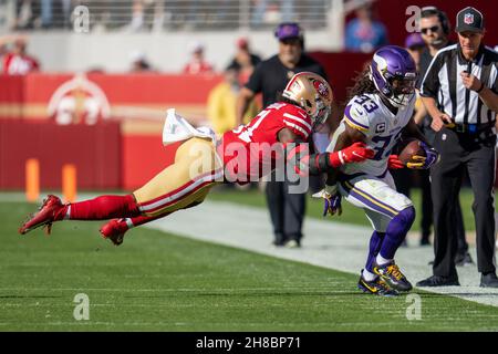 San Francisco 49ers Outside linebacker Azeez al-Shaair (51) affronta Minnesota Vikings running back Dalvin Cook (33) fuori dai limiti durante il primo qua Foto Stock