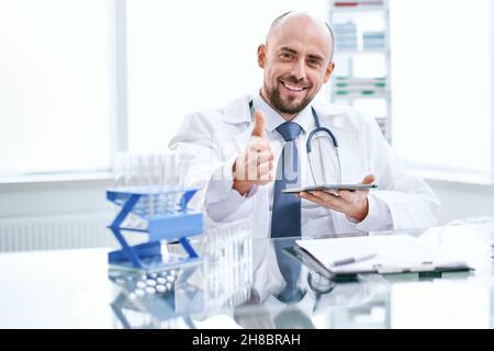 sorridente giovane scienziato lavora in un laboratorio. Foto Stock