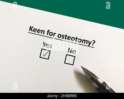Una persona sta rispondendo alla domanda circa la chirurgia. La persona è entusiasta dell'osteotomia Foto Stock