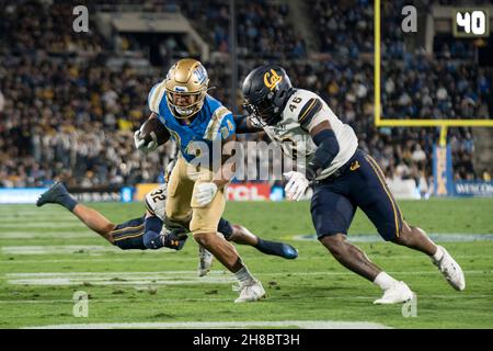 UCLA Bruins running back Zach Charcoonnet (24) è affrontato dal californiano Golden Bears linebacker Marqez Bimage (46) durante una partita di calcio NCAA, Saturda Foto Stock