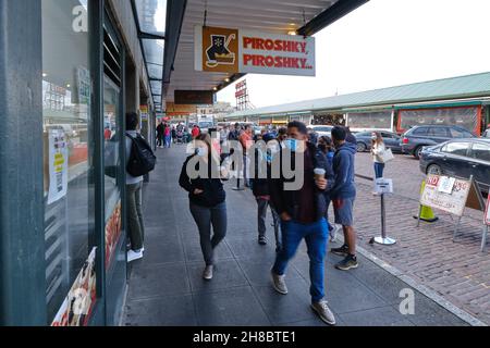 People Stand in Line nella famosa panetteria russa Piroshky vicino al mercato pubblico di Seattle Pike Place Foto Stock