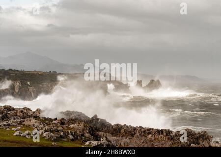 Jester di Cabo de San Antonio sulla costa asturiana. Foto Stock