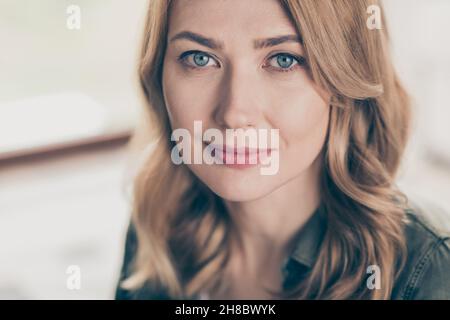 Ritratto di vista ritagliato di attraente cheery wondy-haired donna che spende il tempo libero che rimane a casa appartamento all'interno Foto Stock