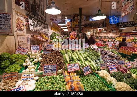 Sosio's - a lunga data stand di frutta e produzione in Pike Place mercato pubblico Foto Stock