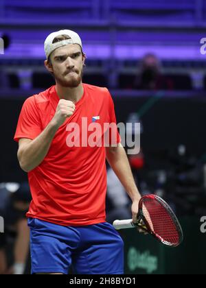 Il ceco Tomas Machac in azione durante la partita del gruppo C della Coppa Davis (raddoppia) contro Daniel Evans della Gran Bretagna tra Gran Bretagna e Repubblica Ceca Foto Stock