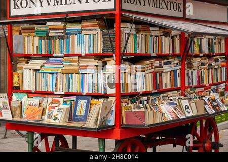 Tradizionale libreria itinerante nel centro di Budapest. Idioma ungherese Foto Stock