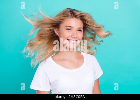 Foto di bella tranquilla signora toothy beaming sorriso indossare bianco t-shirt isolato color acquamarina sfondo Foto Stock