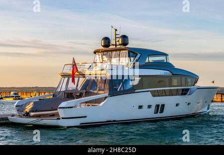 grande motoscafo ormeggiato nel porto di yarmouth sull'isola di wight uk, millionaires lifestyle yacht privato, molto grande costoso yacht a motore isola di wight. Foto Stock