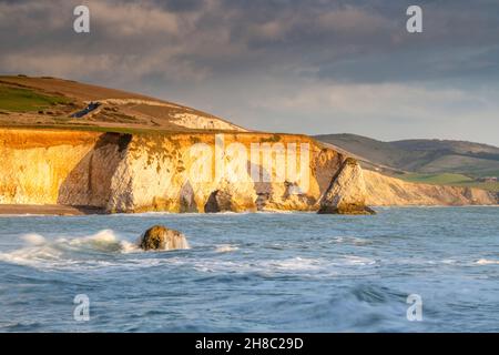 costa dell'isola di wight a baia di acqua dolce, scogliere sul litorale dell'isola di wight a baia di acqua dolce in bella atmosfera e luce moody. Foto Stock