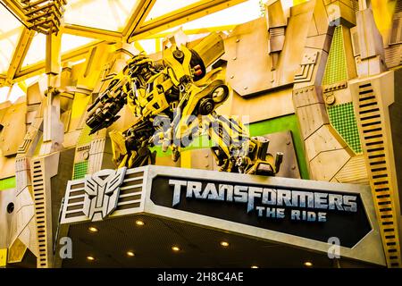 TRANSFORMERS The Ride, l'ultima battaglia in 3D con Bumblebee che dà il benvenuto ai visitatori degli Universal Studios Singapore. Foto Stock