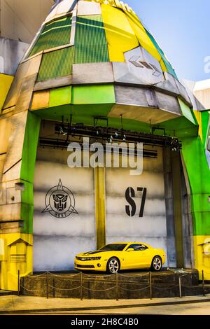 Real Size Yellow Chevrolet Camaro Car o Bumblebee Robot in Transformers Movie in mostra negli Universal Studios Singapore. Foto Stock