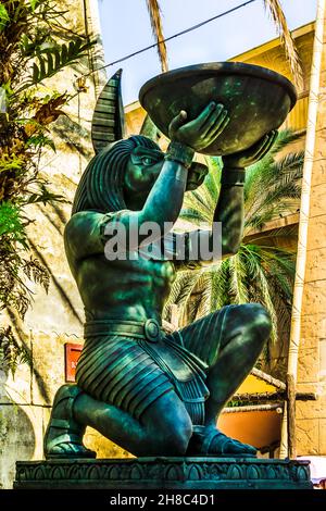 Antica statua egiziana agli Universal Studios Singapore. Foto Stock