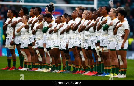 LONDRA, INGHILTERRA - NOVEMBRE 27: I giocatori Springbox si levano in piedi per inno nazionale prima della partita della Killik Cup tra Barbarians Women e SpringBox Foto Stock