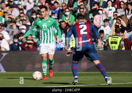 Juanmi di Real Betis in azione durante la partita la Liga Santader tra Real Betis e Levante UD a Benito Villamarin a Siviglia, in Spagna, il 28 novembre 2021. (Credit: Jose Luis Contreras) Foto Stock