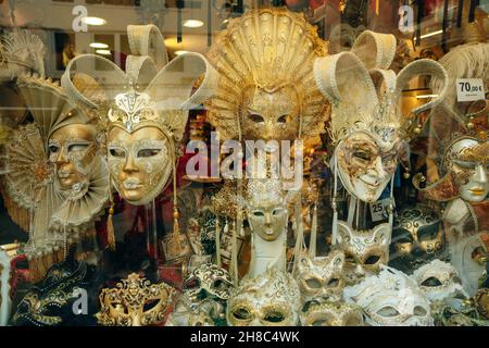 Gruppo di maschere vintage veneziane di carnevale. Foto di alta qualità Foto Stock