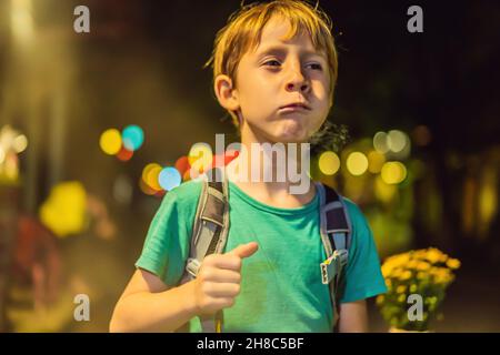 Il ragazzo sta mangiando bastoncini di mais versati con azoto liquido Foto Stock