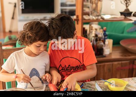 bambini che fanno un esperimento in salotto nel mese di settembre Foto Stock