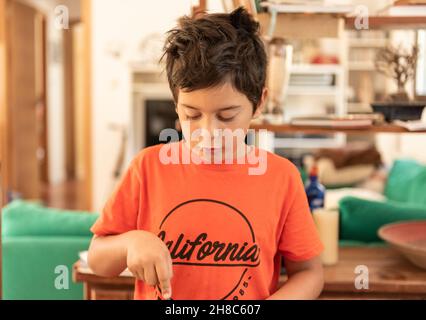 bambini che fanno un esperimento in salotto nel mese di settembre Foto Stock